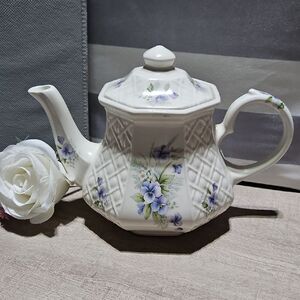 Windsor by Sadler English Vintage Lattice Work Blue Pansey Octogonal Teapot